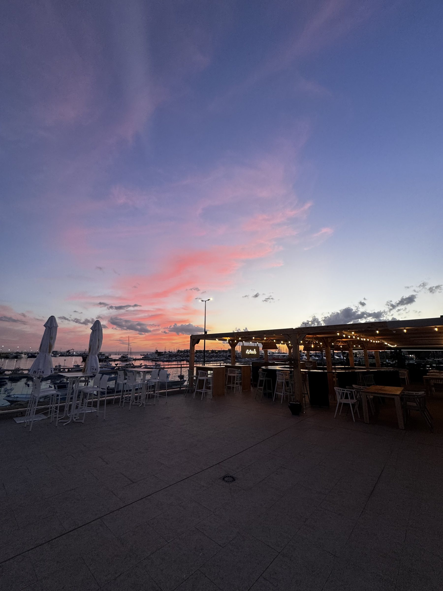 Maleante Club — atardecer en la terraza, puerto de Santa Pola